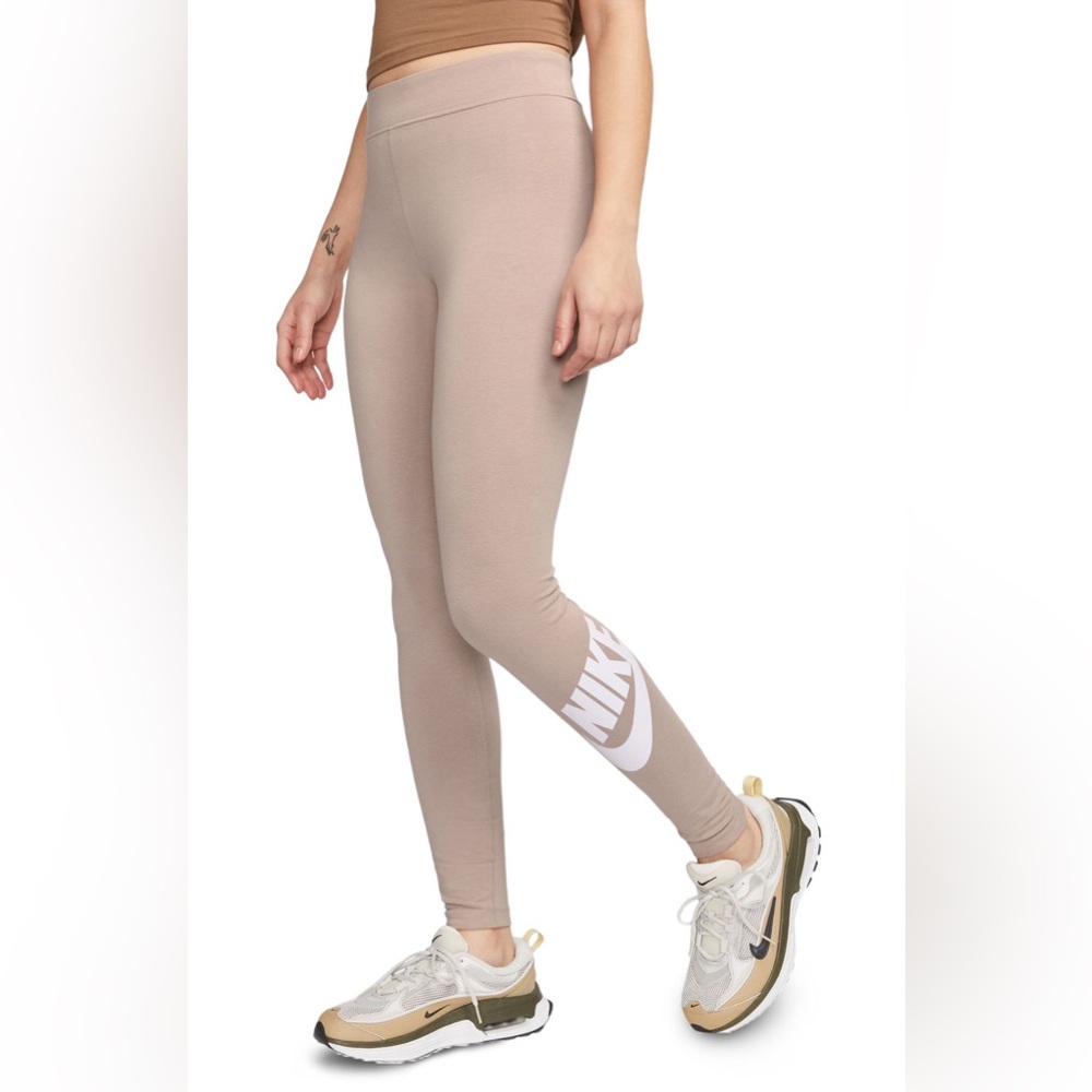 354. Nike Essential High Waisted Leggings in Mauve